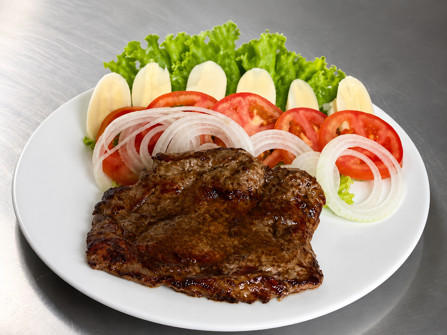 Filé grelhado com salada de alface, tomate, cebola e palmito no BIMA Restaurante